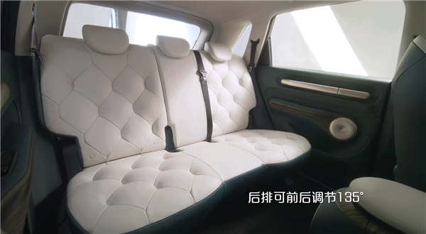 亿博体育同级唯一！宝骏云朵全球首创“云朵沙发”座椅：直接把大沙发搬进车里(图5)
